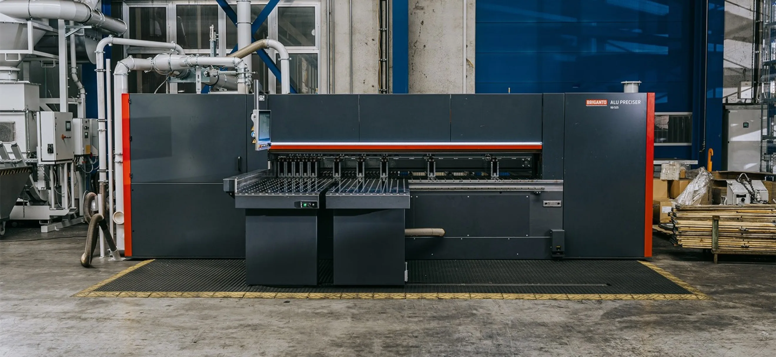 Vorderansicht der Briganto Alu Preciser Plattensäge in Grau und Blutorange mit integriertem Bedien-Terminal in einer Industrieumgebung.